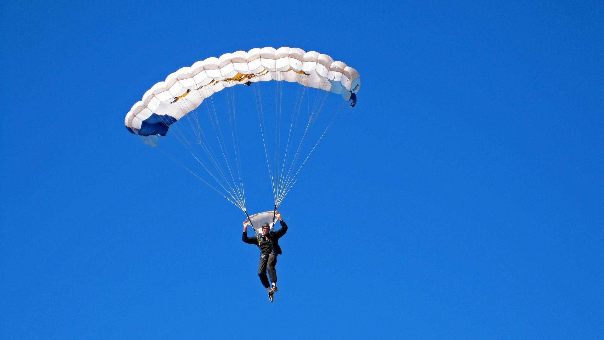 舞台越大越强，黄喜灿闪耀F1年度争冠之夜