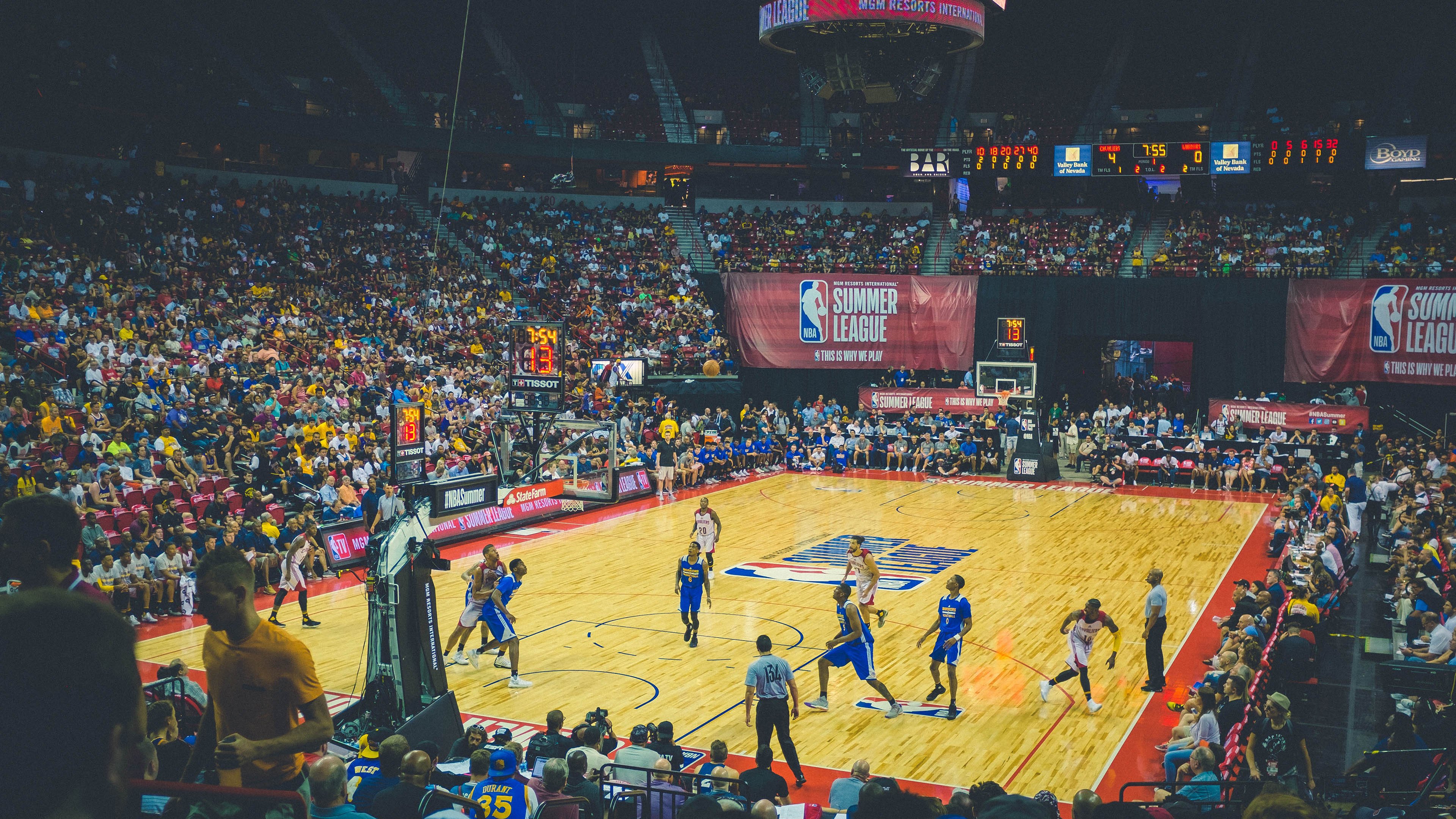 赛道与球场的双重奏，F1街道赛与火箭力克老鹰的跨界启示