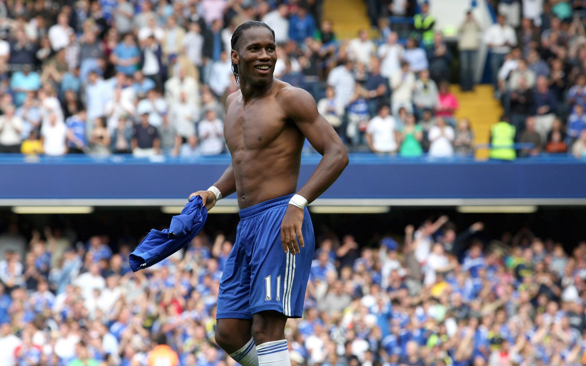 蓝黑风暴席卷亚平宁，坎特大师级演出引领国际米兰横扫那不勒斯